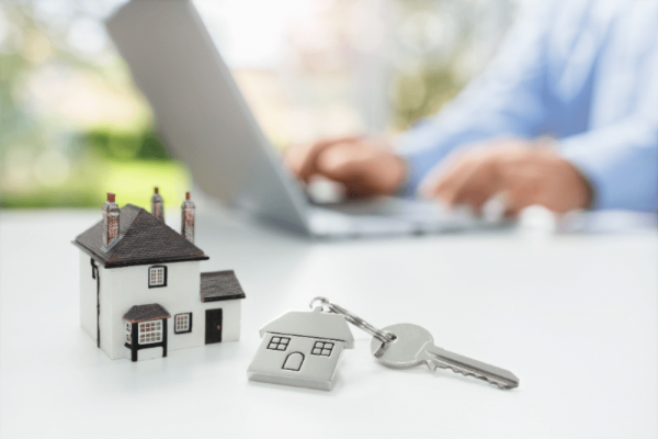 Der Immobilienmakler unterstützt dabei, mehr potenzielle Käufer zu erreichen und eine Immobilie erfolgreich und zu einem marktrelevanten Preis zu verkaufen.